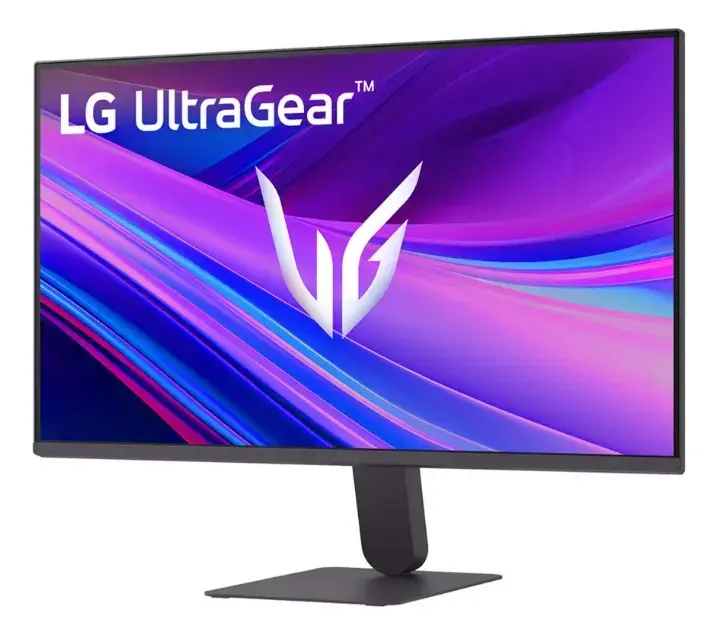 Monitor LG UltraGear negro visto en diagonal, con el logo UltraGear en blanco sobre ondas moradas y rosadas en la pantalla, y un pie de columna con base rectangular