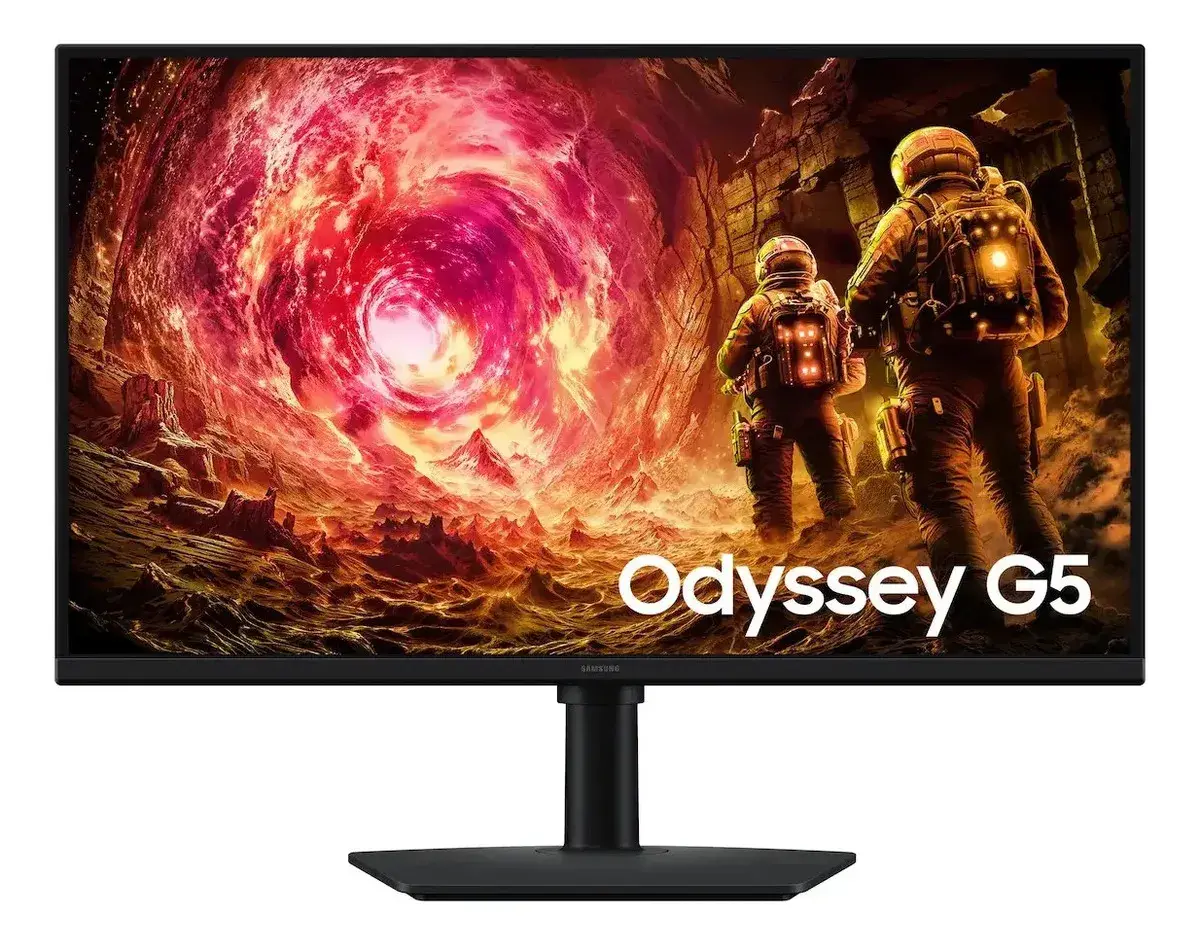 Monitor Samsung Odyssey G5 negro de frente, con dos astronautas caminando hacia un remolino de fuego rojo en la pantalla y el texto Odyssey G5; pie de columna central con base rectangular