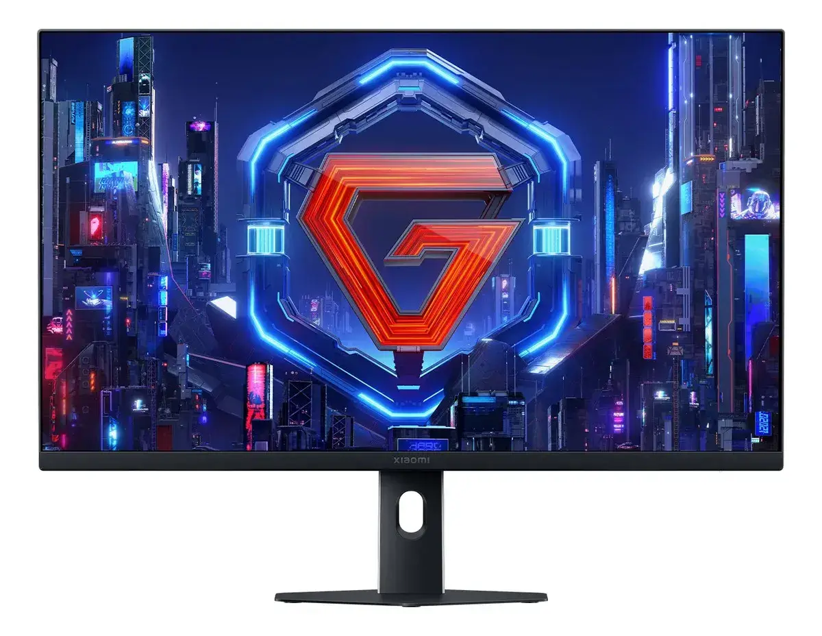 Monitor Xiaomi negro de frente, con una G roja dentro de un hexágono de neón azul sobre una ciudad nocturna en la pantalla; pie de columna con un orificio para cables