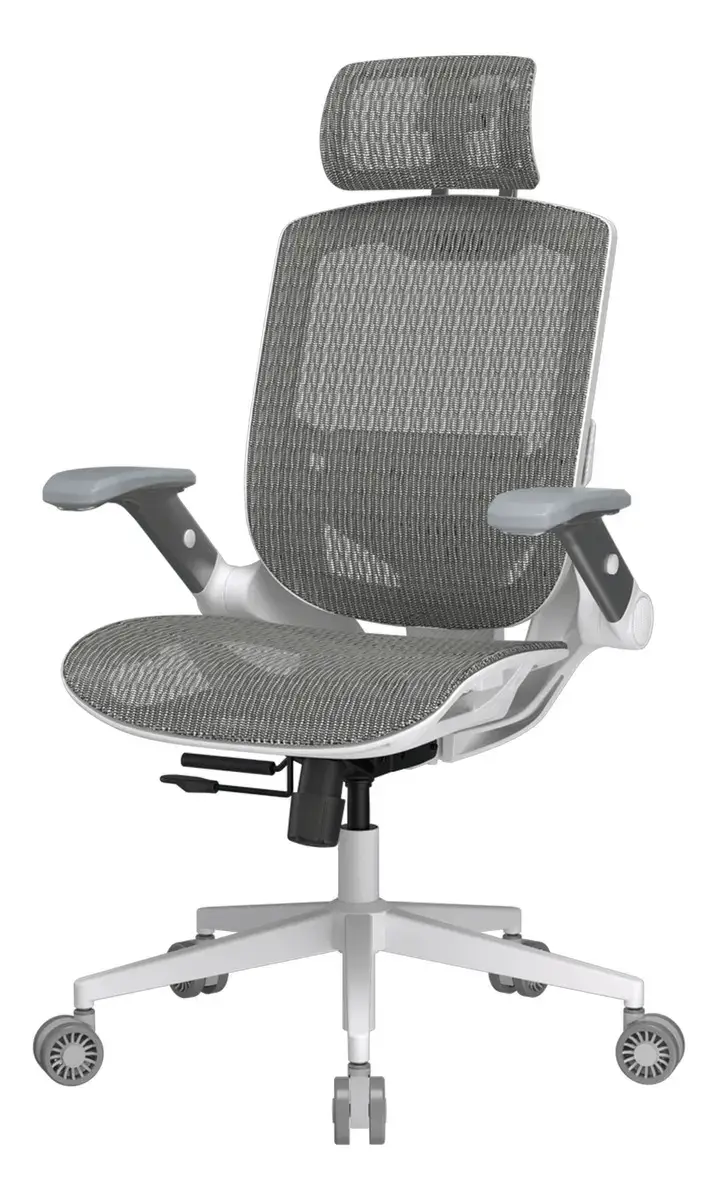 Silla de oficina de armazón blanco con respaldo, asiento y apoyacabezas de malla gris, apoyabrazos regulables gris claro, palancas de ajuste bajo el asiento y base blanca de cinco ruedas