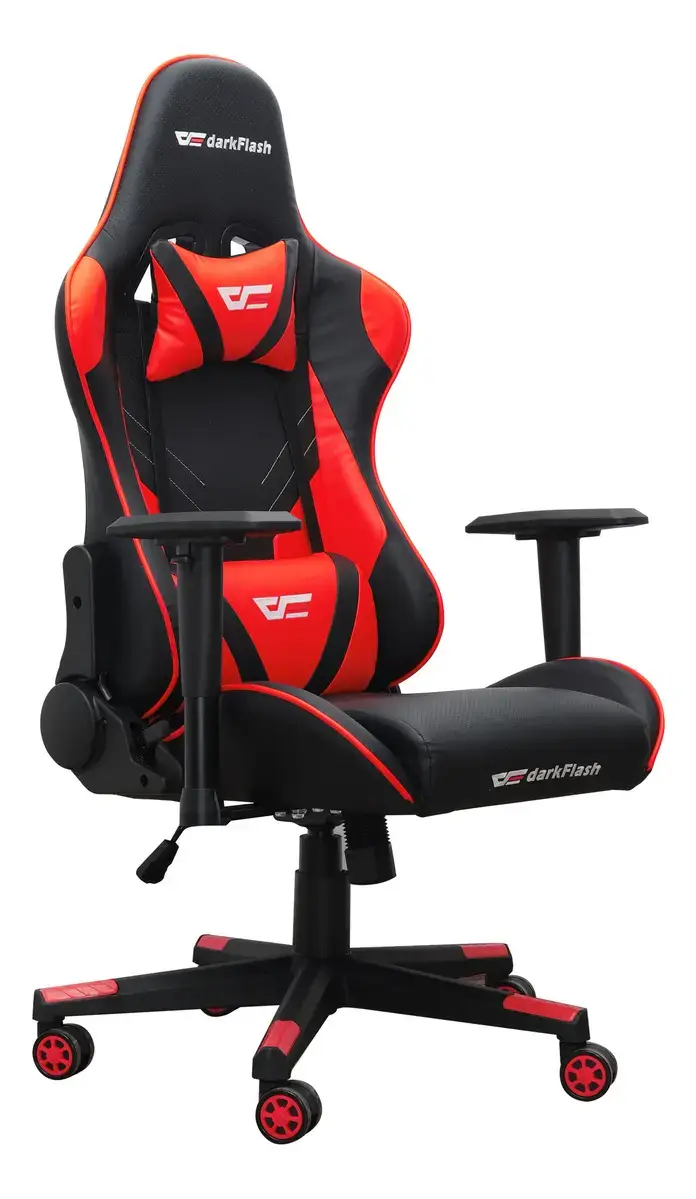 Silla gamer negra y roja con forma de butaca de carrera, logo darkFlash en el respaldo, cojín de cuello y cojín lumbar rojos, apoyabrazos negros de columna y base de cinco ruedas con detalles rojos