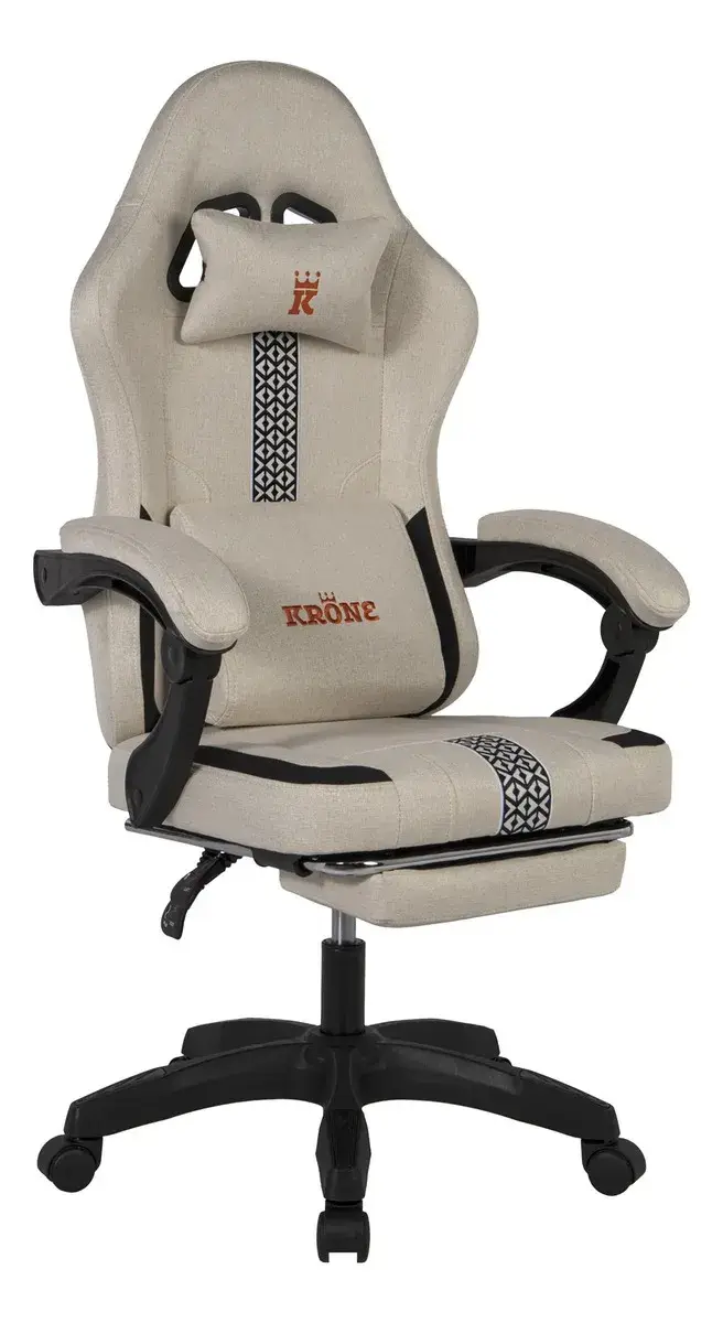 Silla de gamuza color crema con forma de butaca, cojín de cuello y cojín lumbar con el logo KRONE, apoyabrazos acolchados, reposapiés extendido y base negra de cinco ruedas