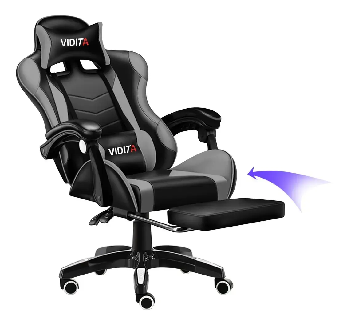 Silla gamer negra con paneles grises en forma de butaca de carrera, con cojín de cuello y cojín lumbar bordados VIDITA, apoyabrazos acolchados y un reposapiés acolchado extendido al frente, sobre fondo blanco